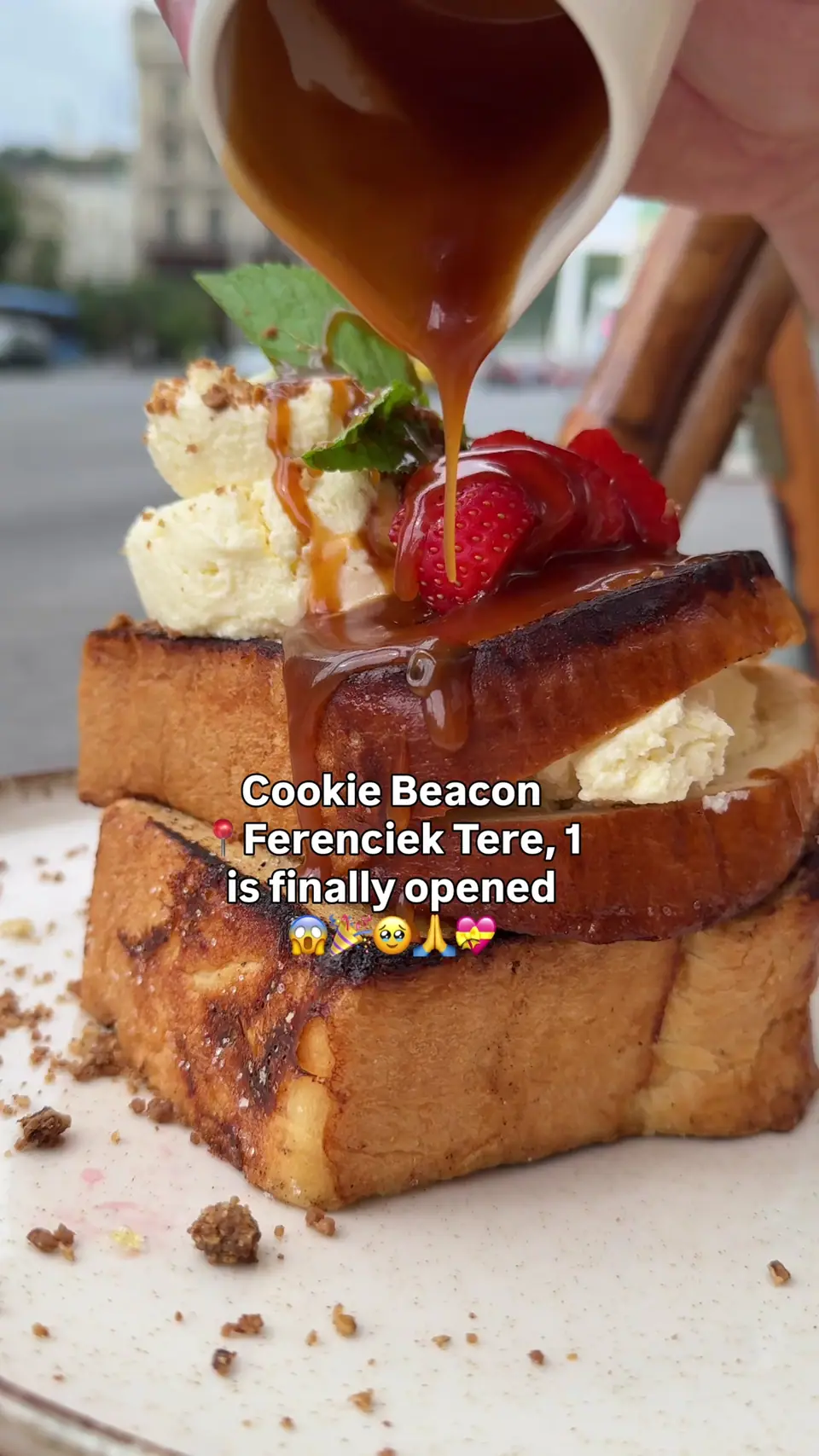 Crème brûlée French toast being finished with a syrup pour at Cookie Beacon Ferenciek tere on the café's opening day